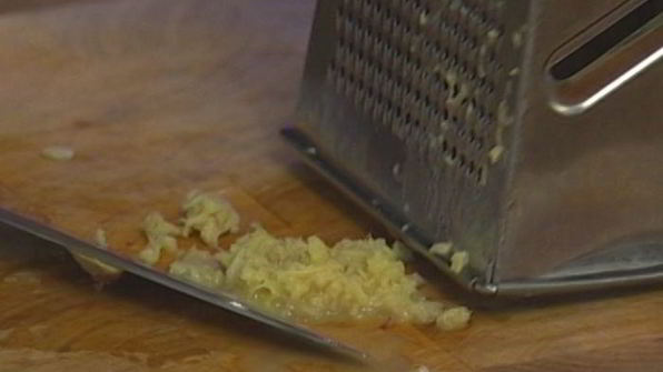 пряный имбирный кекс с черносливом и кленовым сиропом