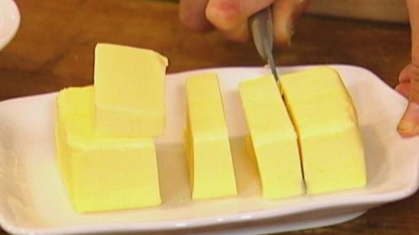 пряный имбирный кекс с черносливом и кленовым сиропом