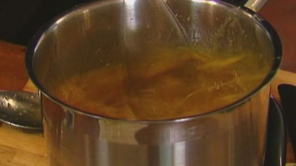 пряный имбирный кекс с черносливом и кленовым сиропом