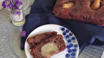 Шоколадно-черемуховый кекс с грушей