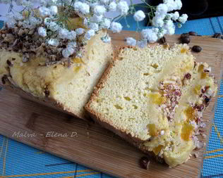 Цитрусовый кекс в шапочке из персиков и фундука