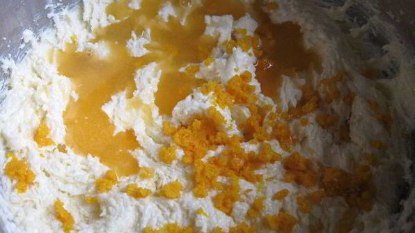 цитрусовый кекс в шапочке из персиков и фундука