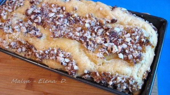 цитрусовый кекс в шапочке из персиков и фундука