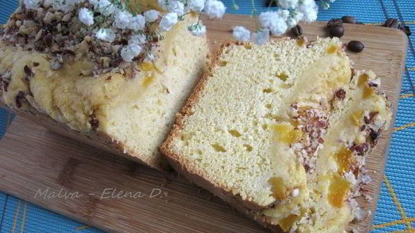 цитрусовый кекс в шапочке из персиков и фундука