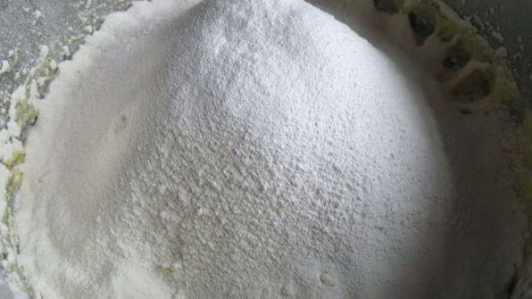 цитрусовый кекс в шапочке из персиков и фундука