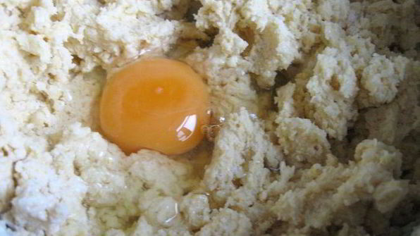 цитрусовый кекс в шапочке из персиков и фундука