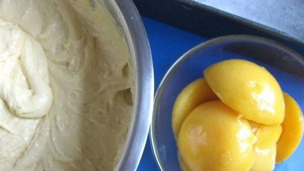 цитрусовый кекс в шапочке из персиков и фундука