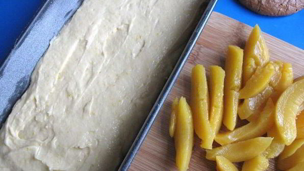 цитрусовый кекс в шапочке из персиков и фундука