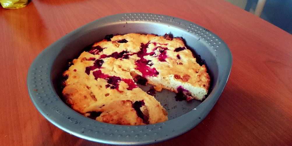 Рецепт творожного кекса с черной смородиной и изюмом