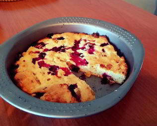 Творожный кекс с черной смородиной и изюмом