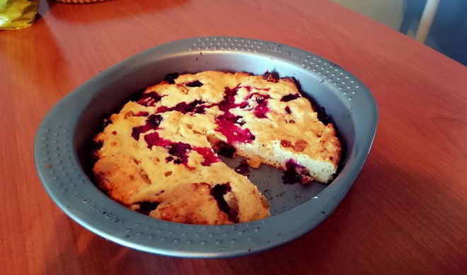 Творожный кекс с черной смородиной и изюмом