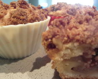 Яблочные кексы с хрустящим ореховым топпингом