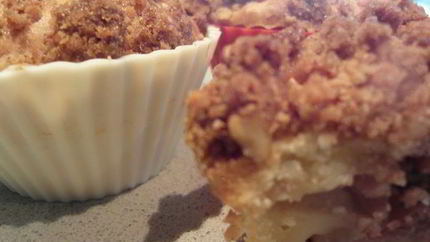 Яблочные кексы с хрустящим ореховым топпингом