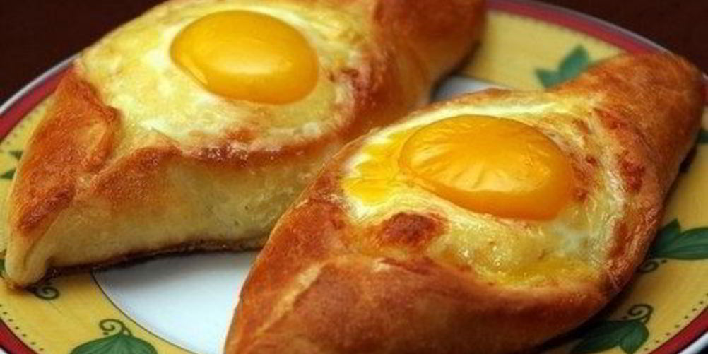Рецепт грузинских хачапури с яйцом по-аджарски