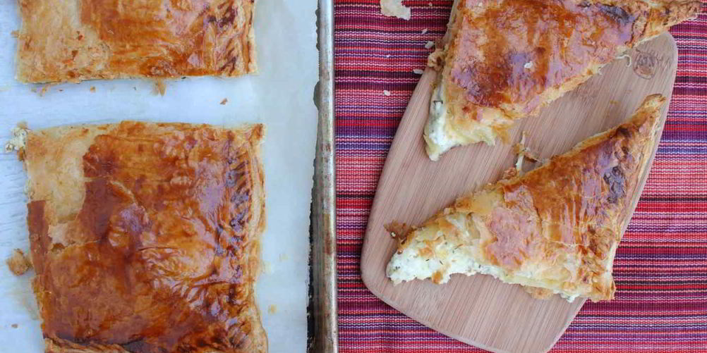 Рецепт хачапури из слоеного теста с сыром в духовке