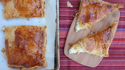 Хачапури из слоеного теста с сыром в духовке