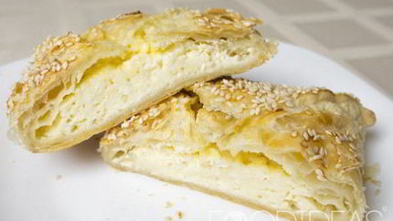 Хачапури с творогом из слоеного теста