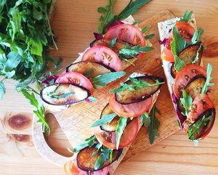 Багет с овощами, творожным сыром и рукколой