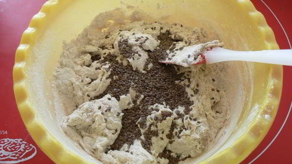 батон с льняными семенами на закваске