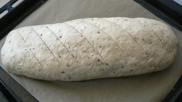 батон с льняными семенами на закваске