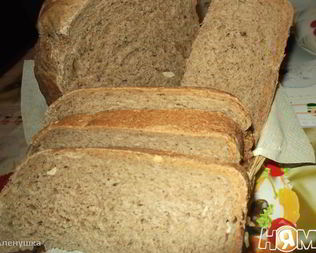 Черный хлеб с маринованным чесноком