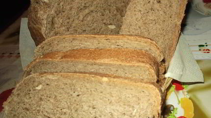 Черный хлеб с маринованным чесноком