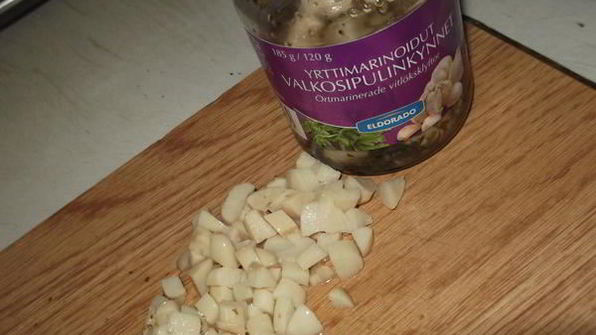 черный хлеб с маринованным чесноком