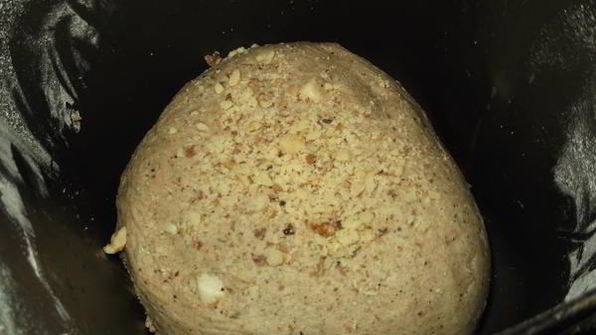 черный хлеб с маринованным чесноком