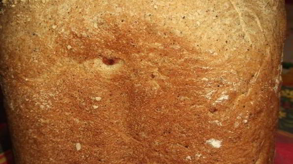 черный хлеб с маринованным чесноком