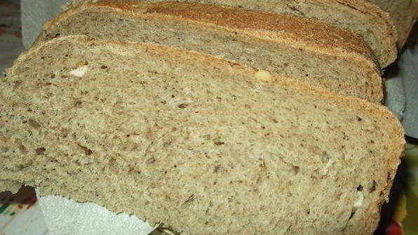 черный хлеб с маринованным чесноком