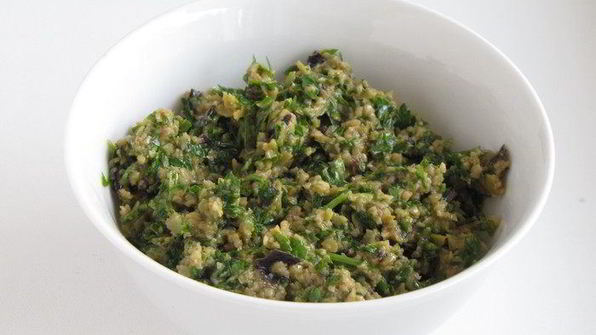 хрустящий хлеб с оливково-базиликовой топенадой