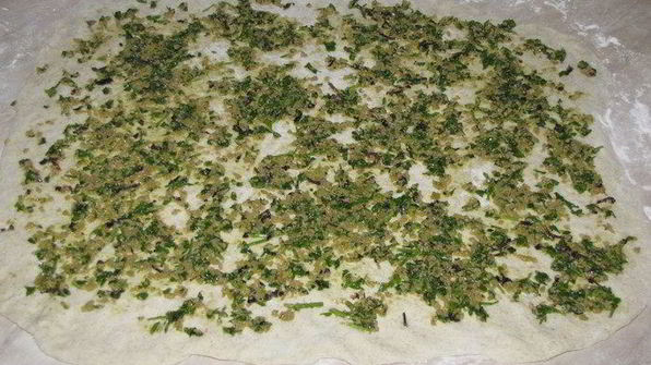 хрустящий хлеб с оливково-базиликовой топенадой