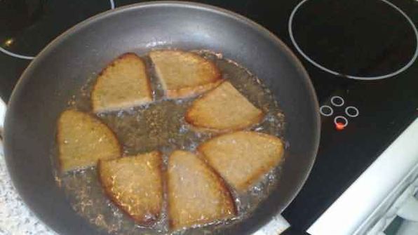 жареный хлебушек с помидорами