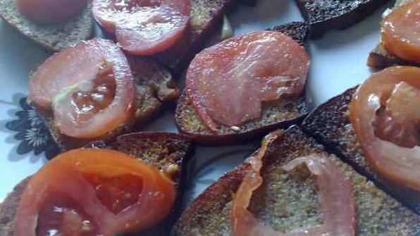 жареный хлебушек с помидорами