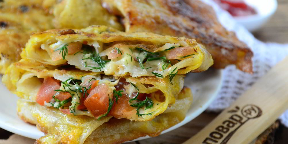 Рецепт конвертиков иза лавашей с сырома и помидорами