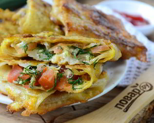 Конвертики из лаваша с сыром и помидорами