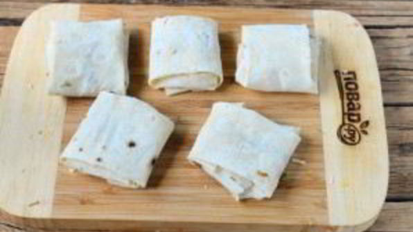 конвертики из лаваша с сыром и помидорами