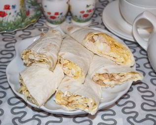 Лаваш с курицей и яйцом