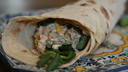 Лаваш с тунцом, яйцом и сладкой кукурузой