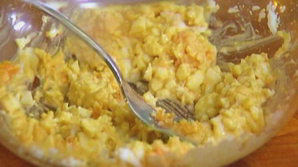 лаваш с тунцом, яйцом и сладкой кукурузой