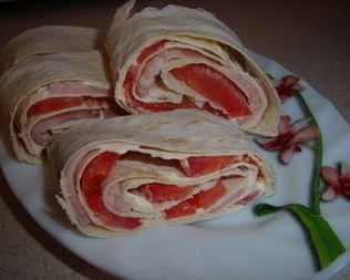 Лаваш с ветчиной и помидорами