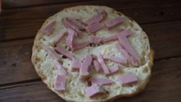 толстый лаваш с сыром и бужениной