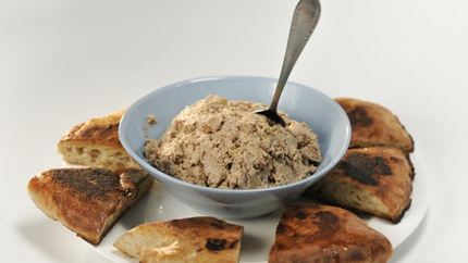 Закуска из лаваша с соусом из перца