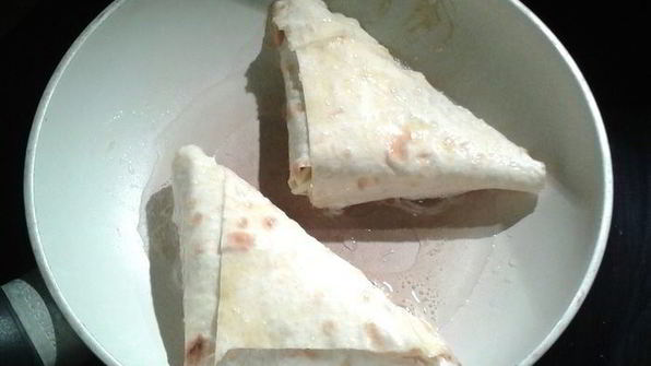 жареный лаваш с сыром и зеленью