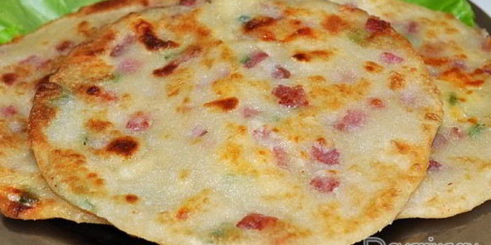 Рецепт быстрых лепешек с колбасой и сыром