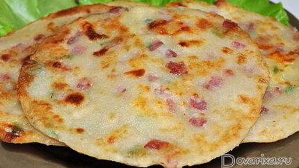 Быстрые лепешки с колбасой и сыром