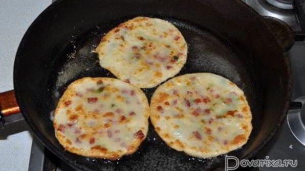 быстрые лепешки с колбасой и сыром
