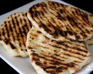 Чесночные лепешки наан