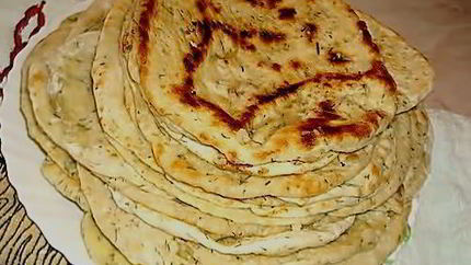 Домашние лепешки с укропом и чесноком