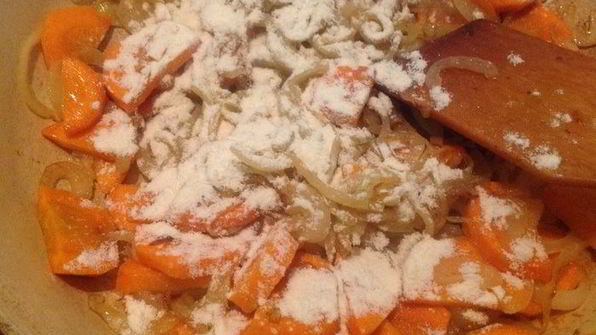 фасоль с овощами и мясом на пшеничной лепешке